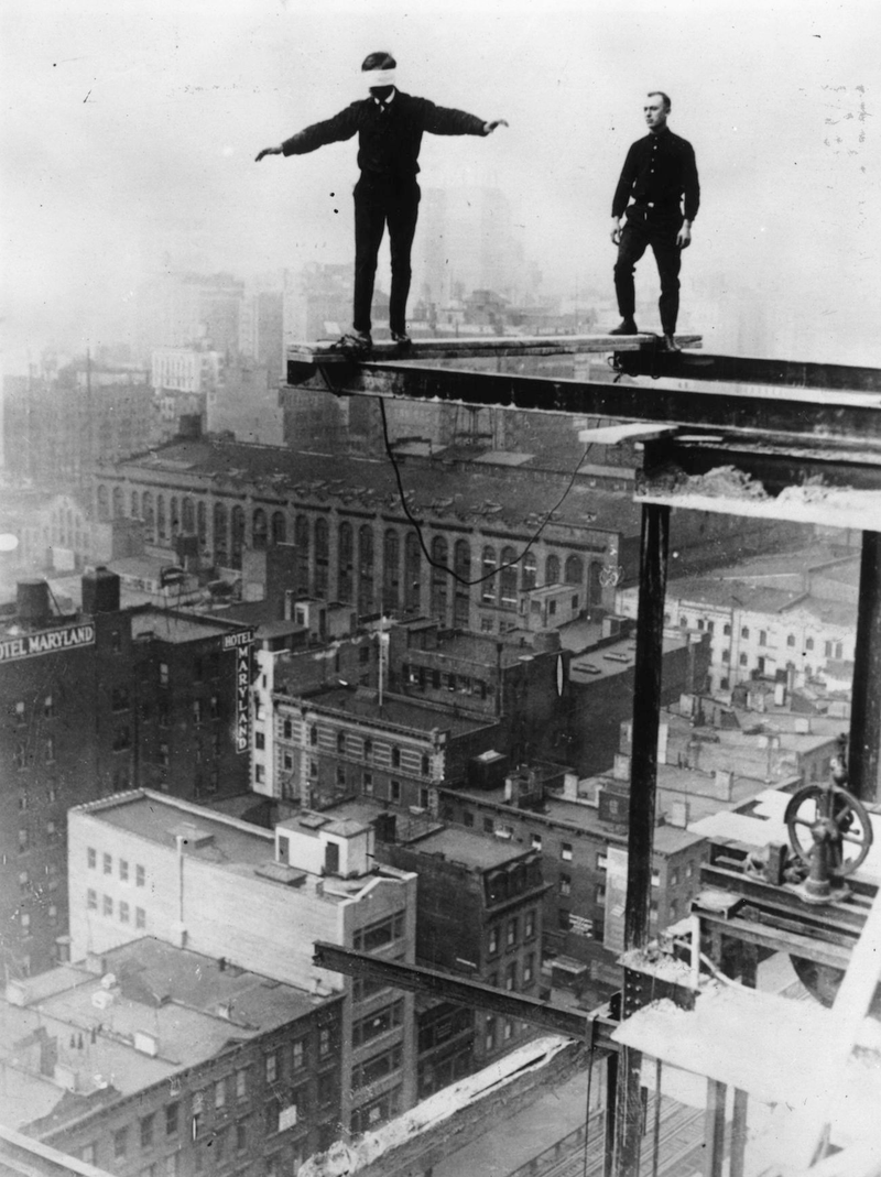 Illustration for article titled Death-Defying Photos Of Skyscraper Construction Workers Goofing Around